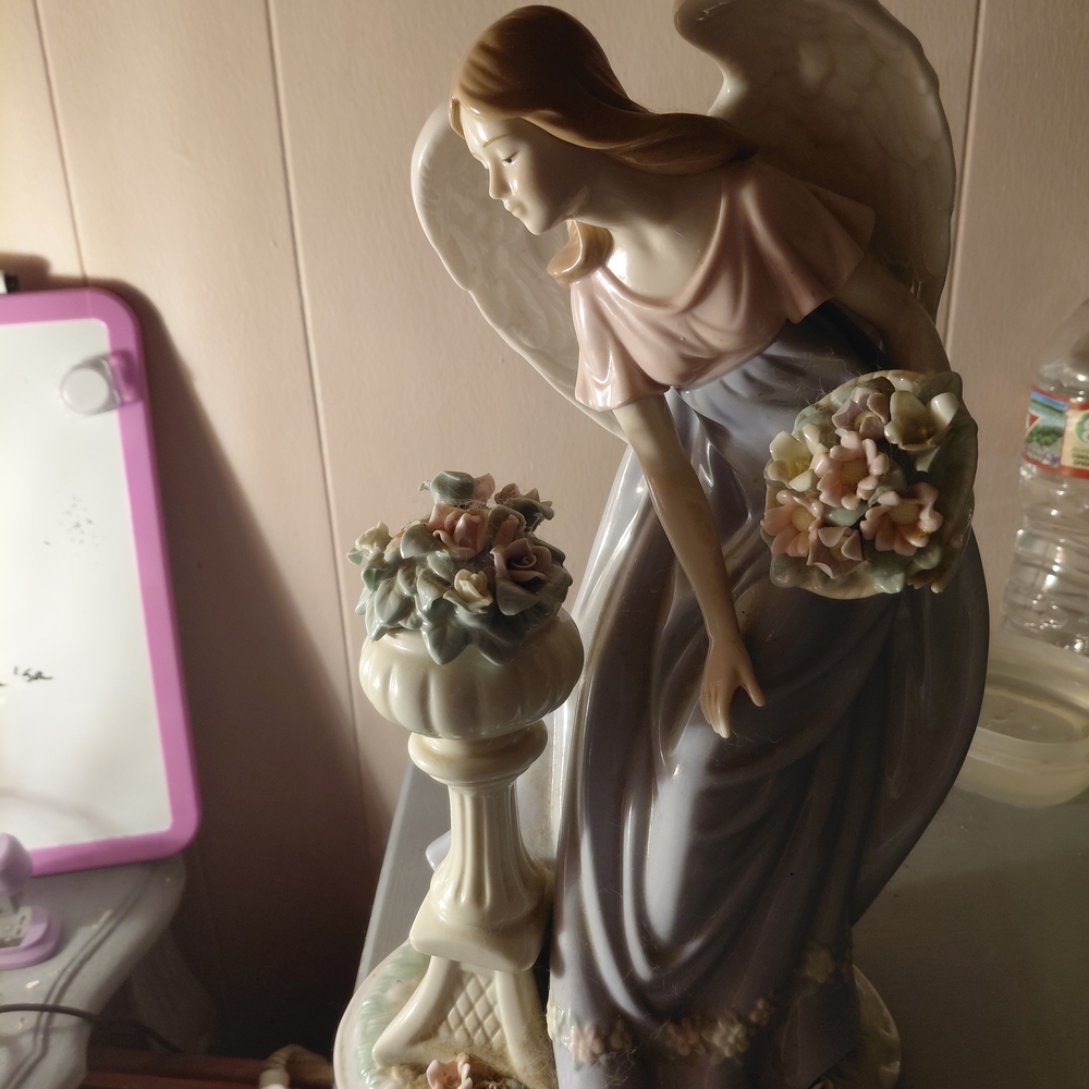 2006 Angel In The Garden 12 In Figurine with Floral Bouquet, Dove Is missing!!!